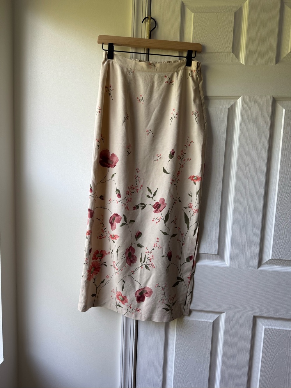 Vintage Silk Cream floral maxi skirt. Size 6 ( vintage) see measurements please.